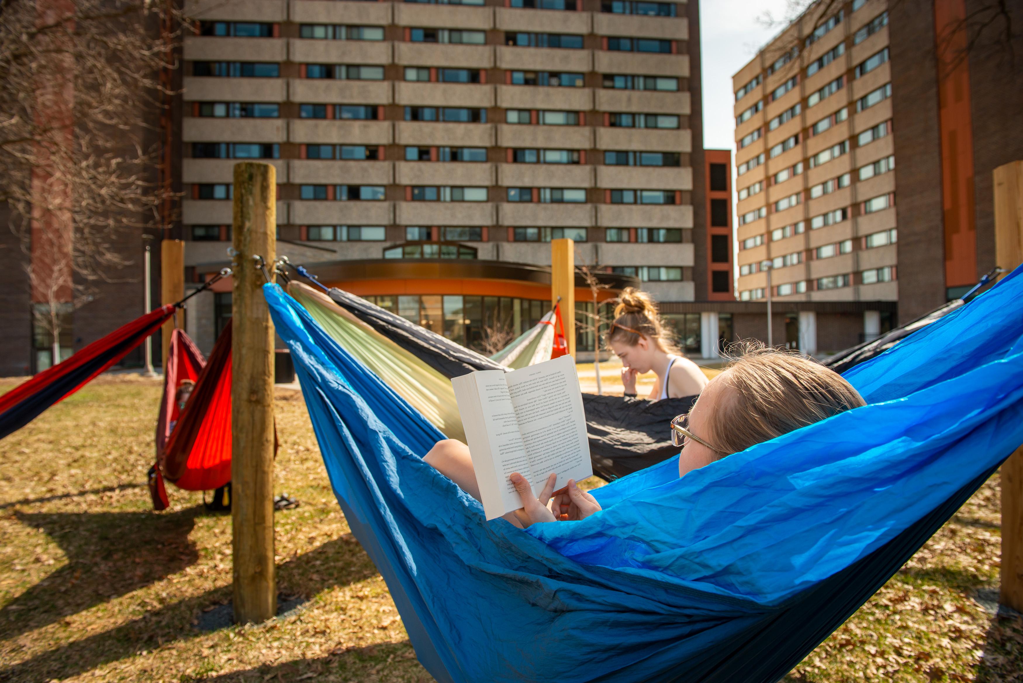 girls in hammocks on upper campus at 澳门葡京网赌送彩金, reading books